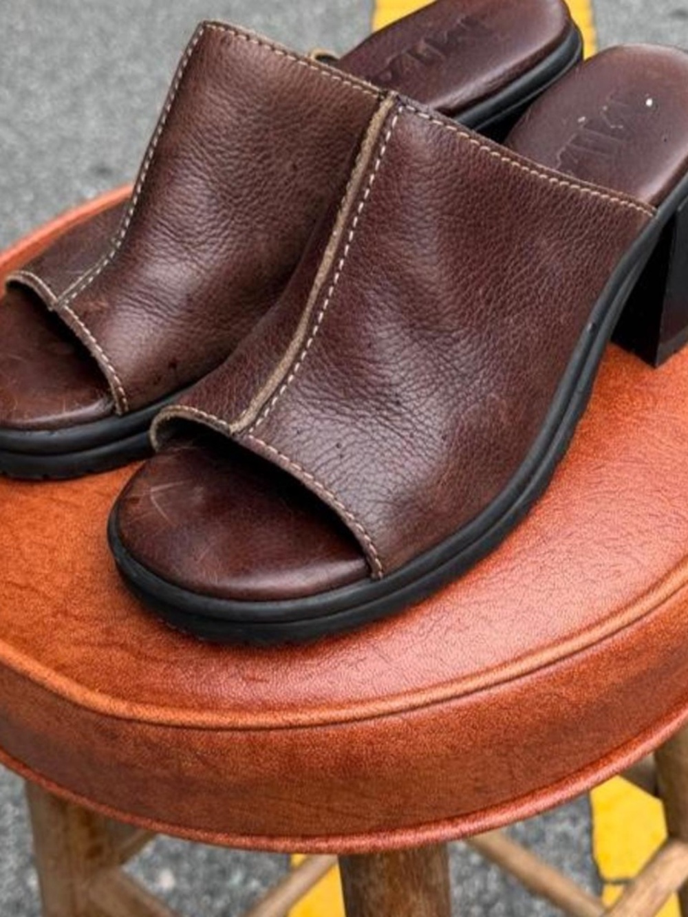 Vintage 90s brown leather wedges 🪐